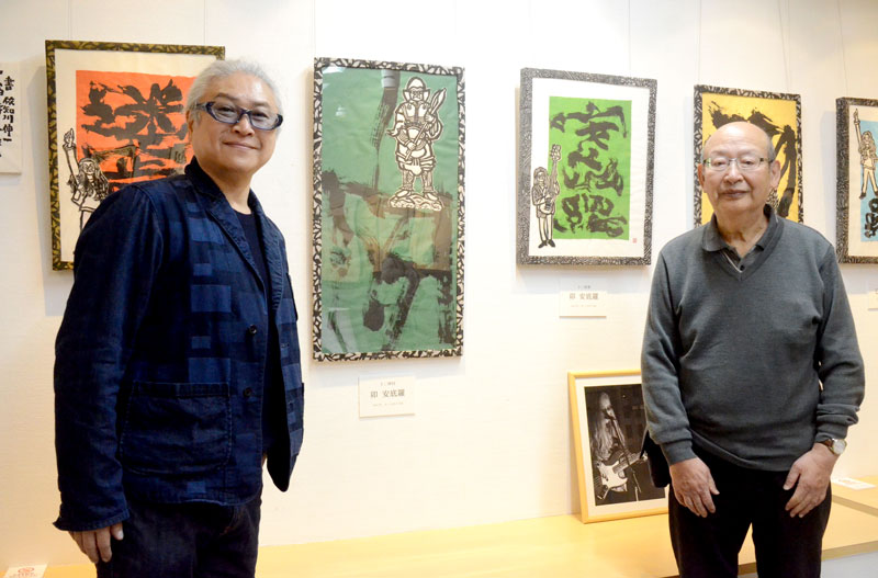協力して制作した作品の前に立つ依知川さん(左)と土屋さん=横芝光町