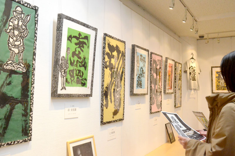 展示作品に見入る来場者
