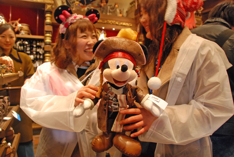 「かわいいね」。海賊の服を着たミッキーマウス人形=3月、東京ディズニーランド内のショップ