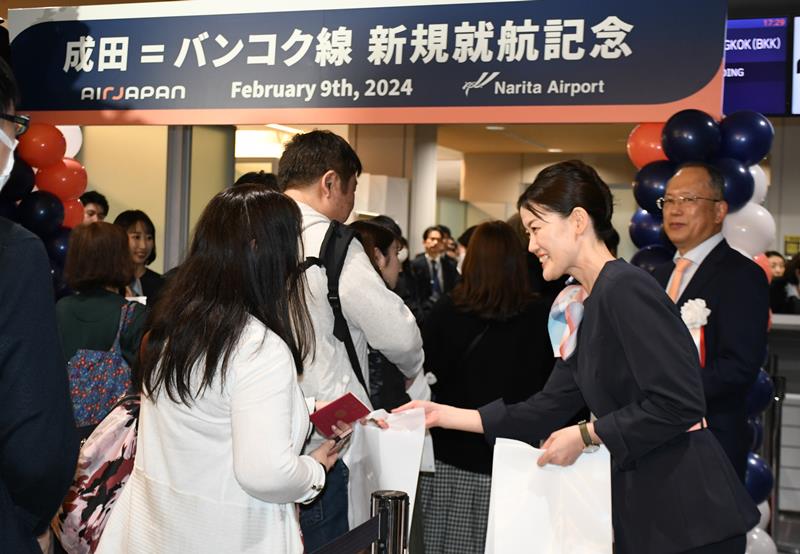 成田空港からバンコクに向かうエアージャパン就航便の搭乗ゲートを通過する旅客ら=2月9日、成田市
