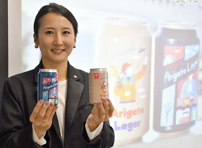 成田空港のJAL国際線ラウンジで余った米を原料に開発したクラフトビールを紹介するプロジェクトリーダーの岡田さん=成田市
