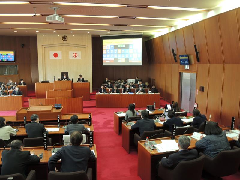 流山市幼児教育支援センター付属幼稚園の廃園方針見直しを求める陳情書を採択した流山市議会＝１９日、同市