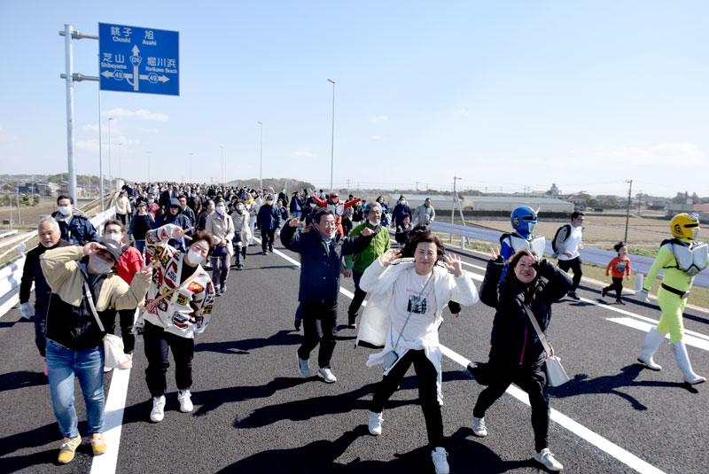 オープニングの「歩き初め」で匝瑳市側から歩く市民ら=20日、匝瑳市