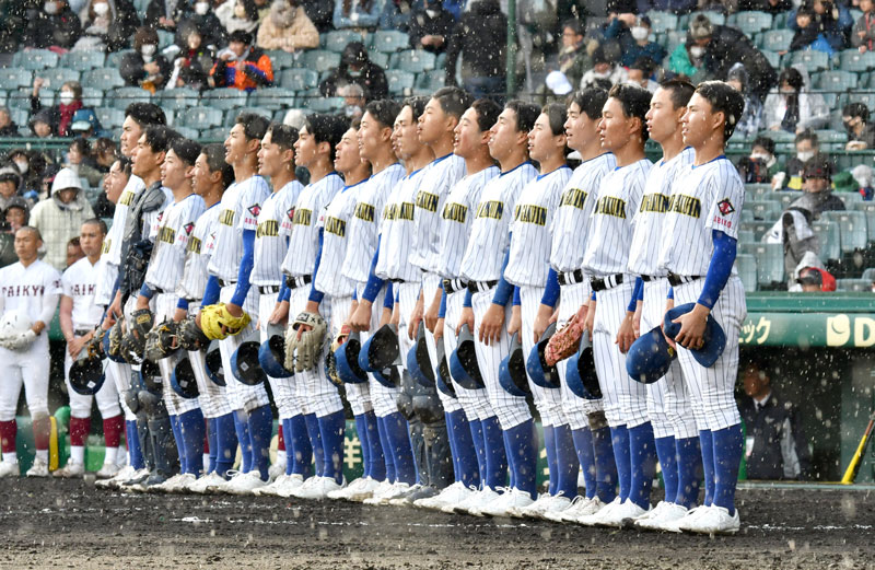 初勝利を飾り、校歌を歌う中央学院ナイン=甲子園