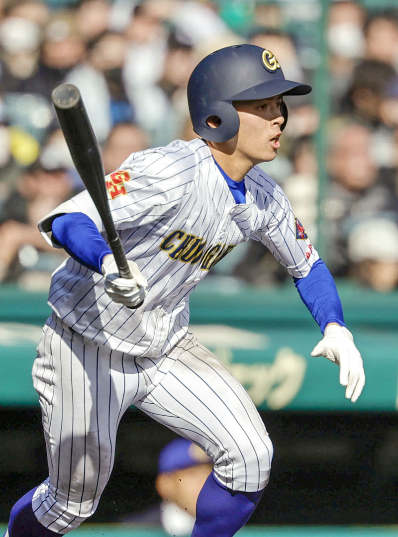 6回裏中央学院2死一塁、水嶋が右中間に適時三塁打を放つ=20日、甲子園(共同)