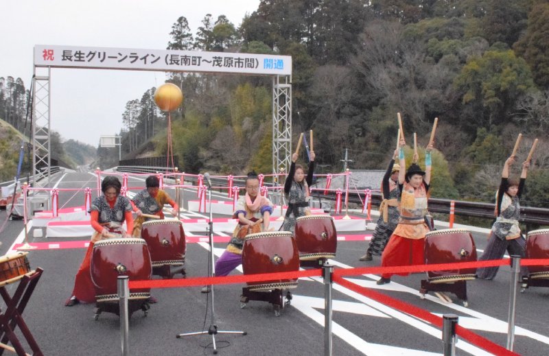 開通を祝う和太鼓演奏も現地で披露された