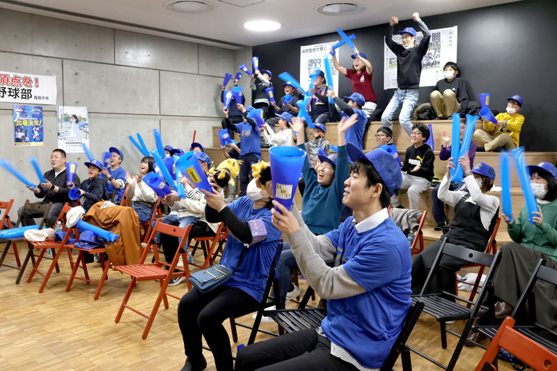 青森山田を破り4強入りが決定した瞬間、PV会場は喜びに沸いた=28日、我孫子市の中央学院大学