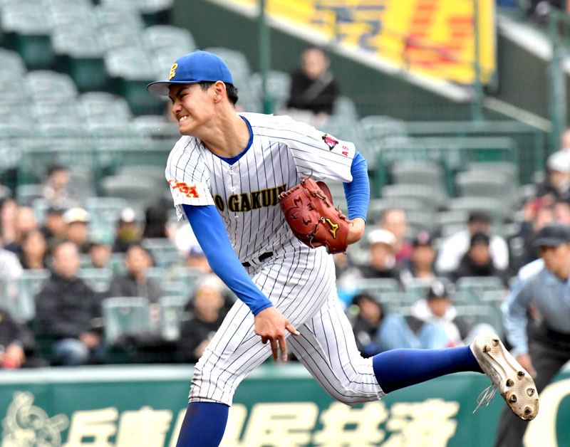 青森山田戦に先発し、8回途中1失点の中央学院の蔵並=甲子園