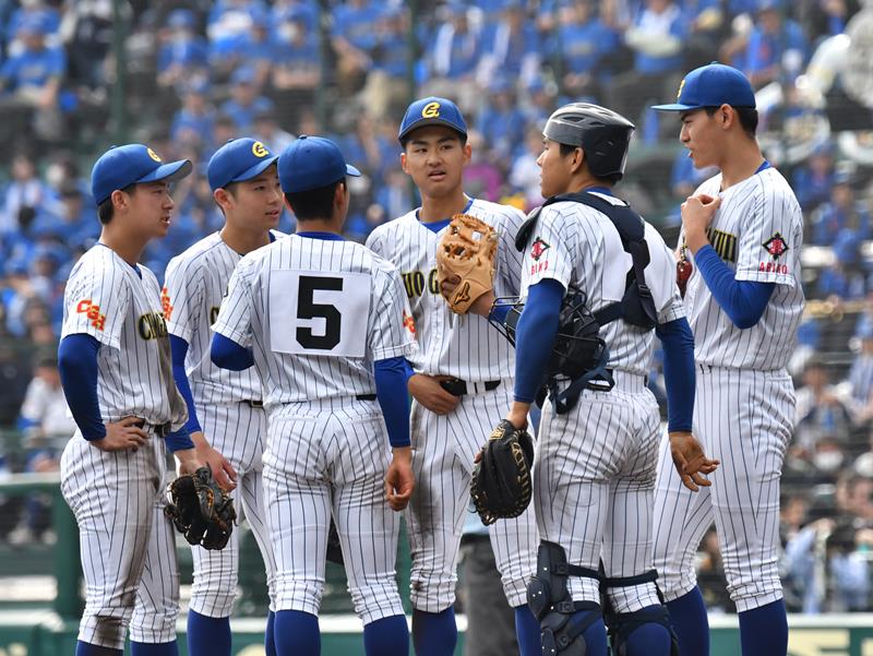 中央学院―報徳学園 4回裏、ピンチでマウンドに集まる中央学院の選手たち=甲子園