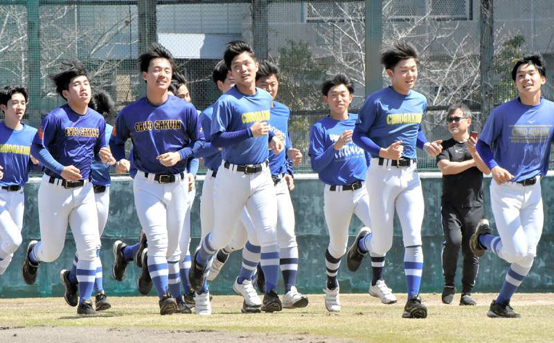 準決勝に向けてランニングする中央学院の選手たち=29日、兵庫県西宮市
