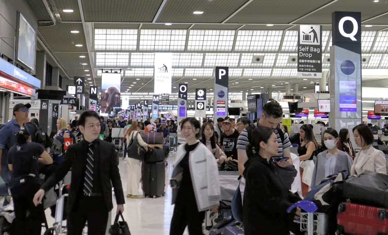 ゴールデンウイークに合わせて海外旅行などに向かう旅客でにぎわう成田空港の国際線ロビー＝２６日午前、成田市