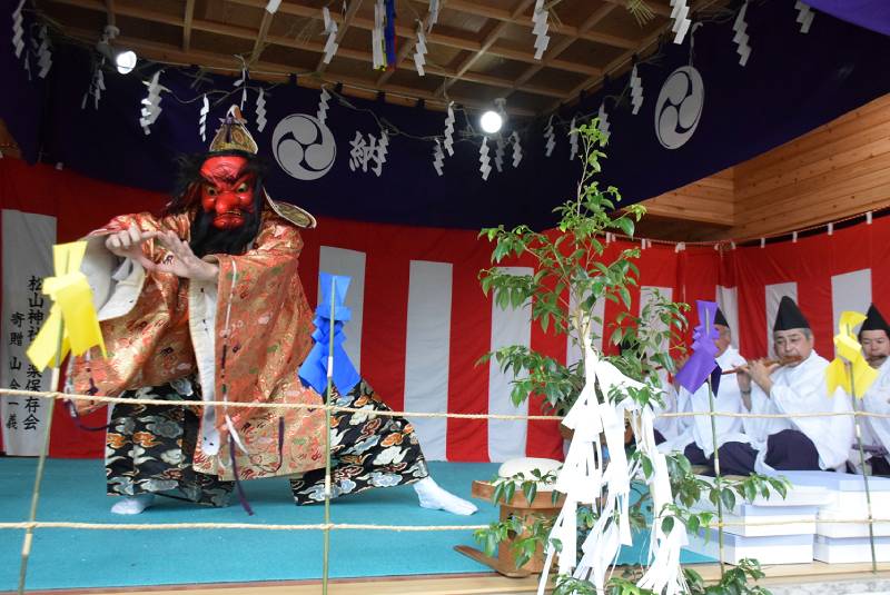 保存会によって演じられた伝統の神楽=匝瑳市