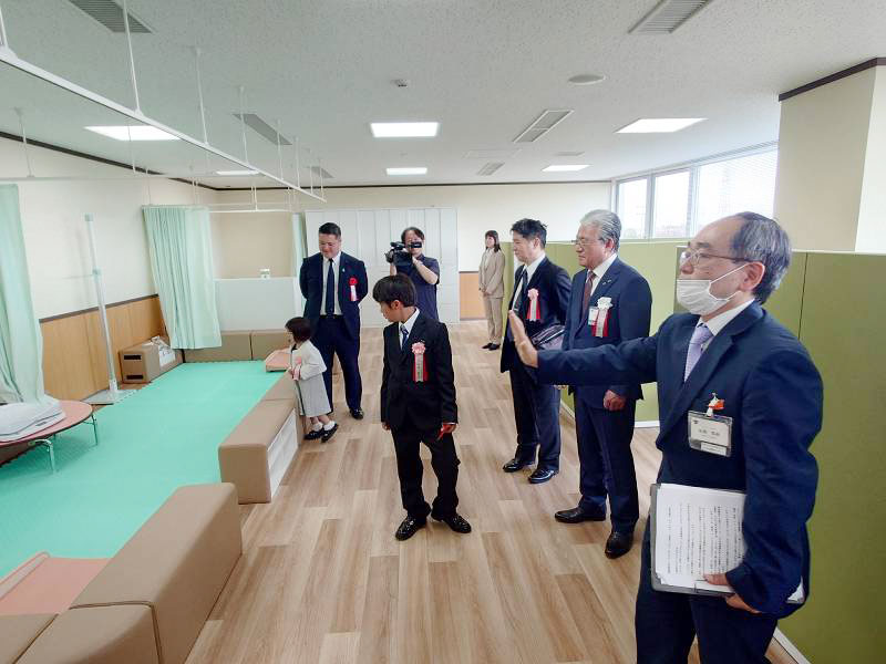 ｗｅほーる内の「子育てネウボラセンター」相談室を紹介する市職員（手前）＝１３日、市原市