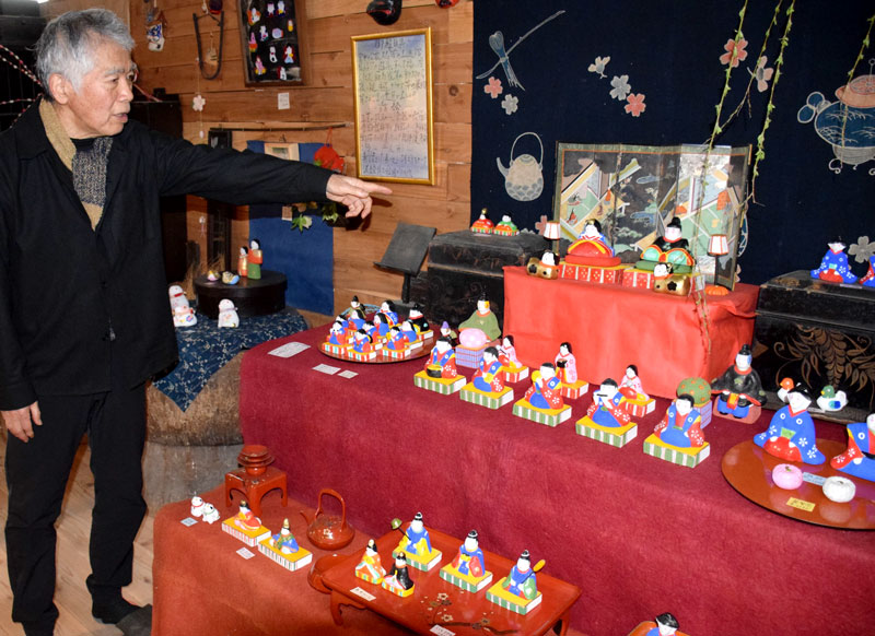 展示販売しているひな人形を紹介する千葉さん＝長南町