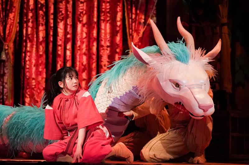 白竜の世話をする千尋役の福地桃子。(写真提供=東宝演劇部)