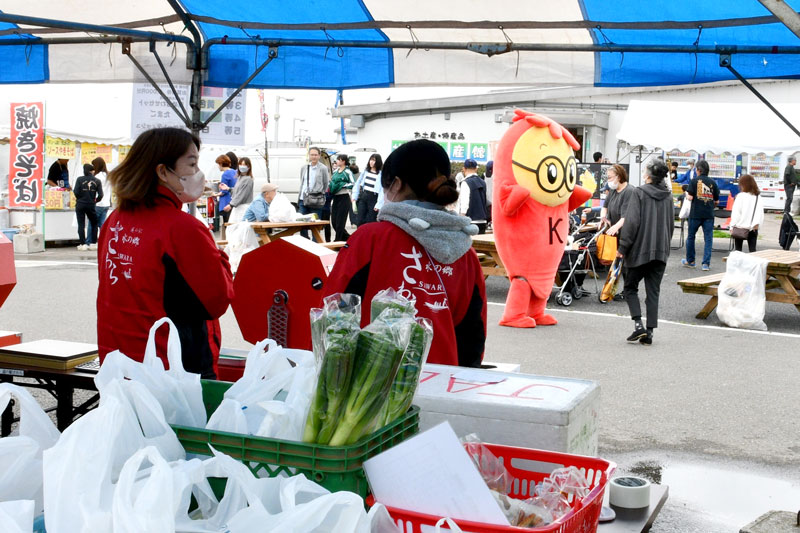 会場は家族連れらでにぎわった＝香取市