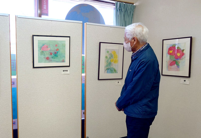 会員の力作が並ぶ市原透明水彩会の作品展＝市原市の五井西口ギャラリー