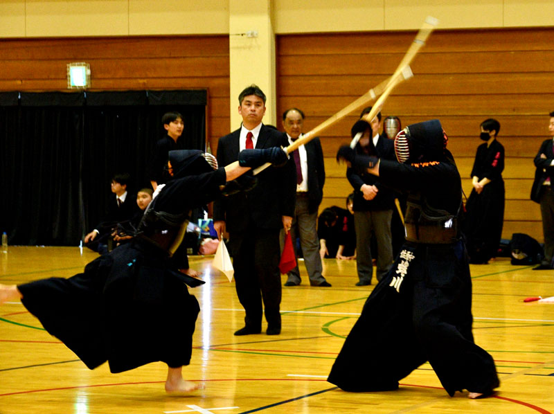 中学生剣士が激しく竹刀を交えた=神崎町