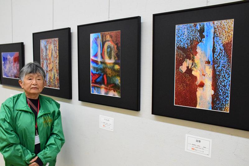 フォトコンテストで金賞を受賞した作品「ドラム缶」（中央）を撮った吉田美知子さん＝茂原市立美術館・郷土資料館