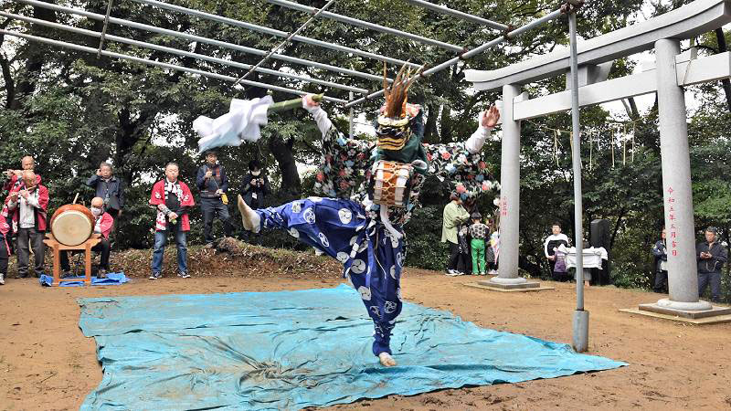 酒々井町上岩橋地区にある三つの神社で奉納された町指定民俗文化財「上岩橋の獅子舞」＝７日、菊賀神社