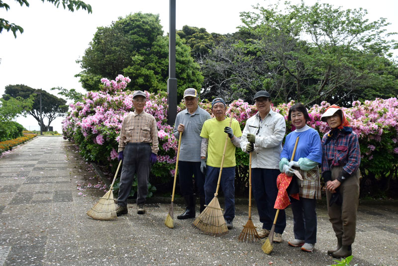 広場で手を動かしていた友愛会のメンバー。この日は雨にぬれた落ち葉や花びらの清掃などを実施＝４月、銚子市