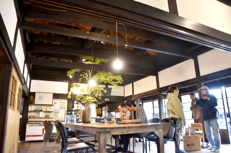 築187年の古民家を改装した店内。天井の梁は生かした=鴨川市
