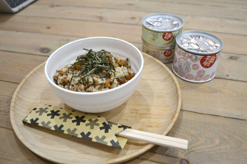 「ピーナッツとマッシュルームの混ぜご飯の素」を使った混ぜご飯と、３種類のオリジナル缶詰