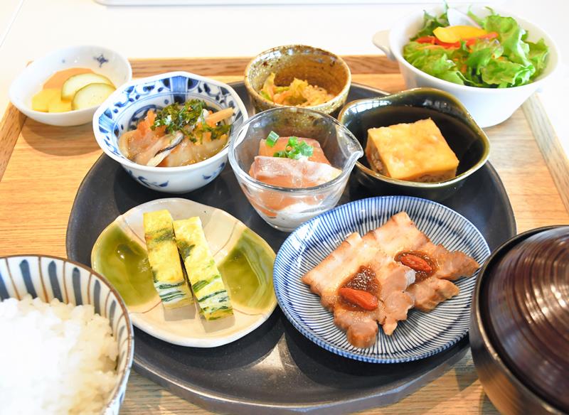 仕入れ先は成田空港周辺地域が中心。県産食材をふんだんに使った看板メニュー「御料鶴小鉢膳」