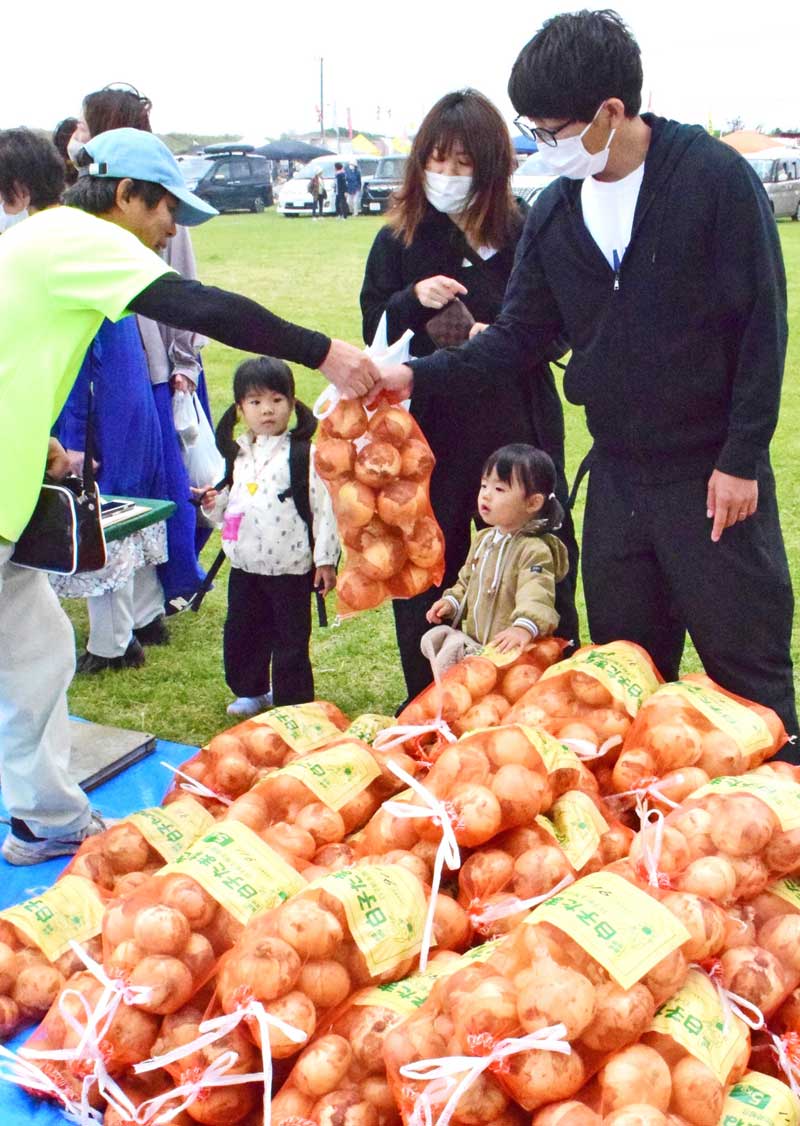 白子特産のタマネギを買い求める来場者ら=12日、白子町