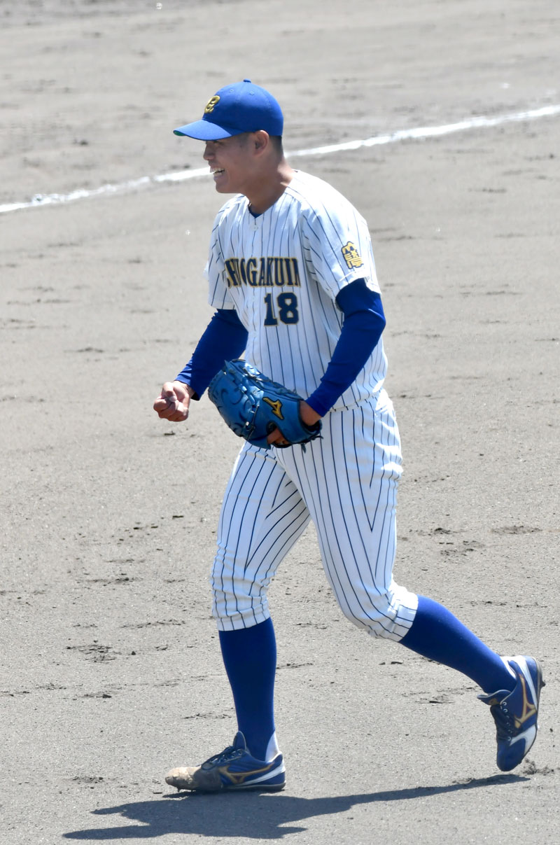 武道大に完封勝ちしガッツポーズする中院大の清水＝長生の森