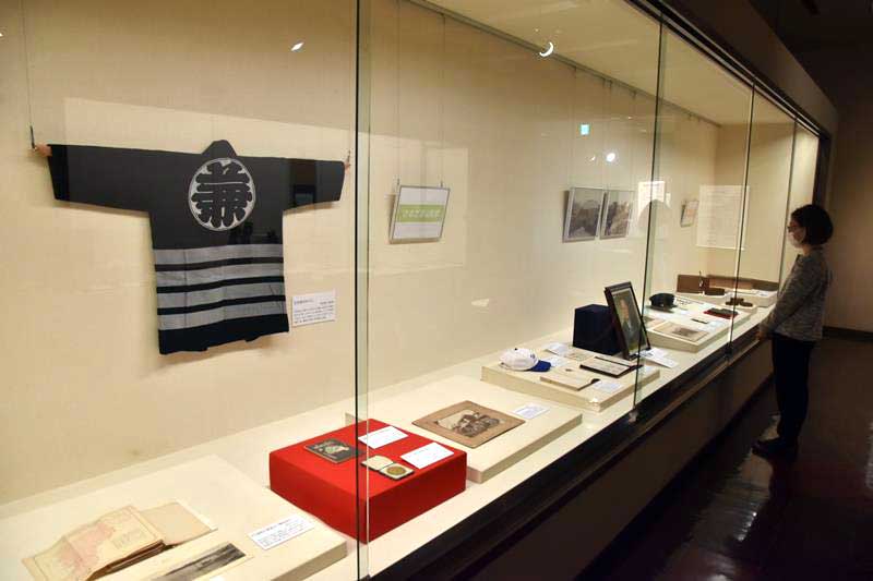 市内外からの寄贈品を中心に約９０点を並べた新収蔵資料展＝館山市
