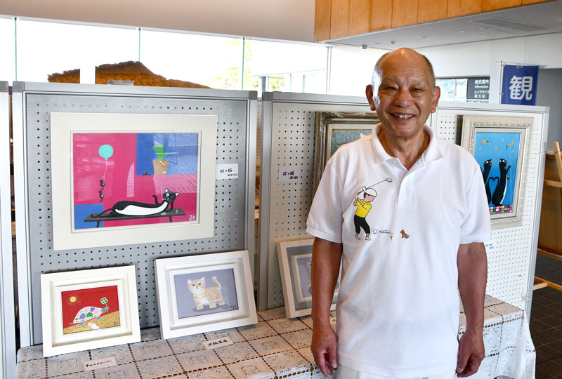 故郷の香取市で油彩画展を開いている松井さん=同市の川の駅「水の郷さわら」