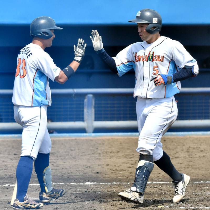 ハナマウイ─サウザンリーフ市原　５回、３試合連続本塁打を放った中野（右）。迎えた道上も４安打をマーク＝県総合ＳＣ
