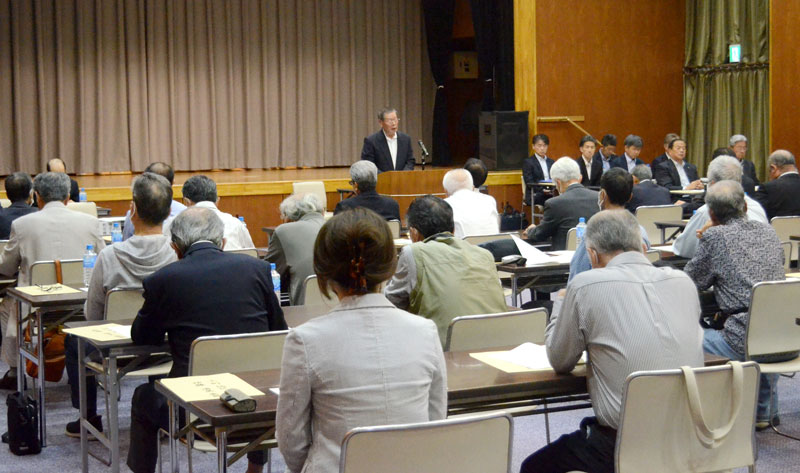 横芝光町航空機騒音等対策協議会の定期総会であいさつする佐久間会長＝２５日、同町