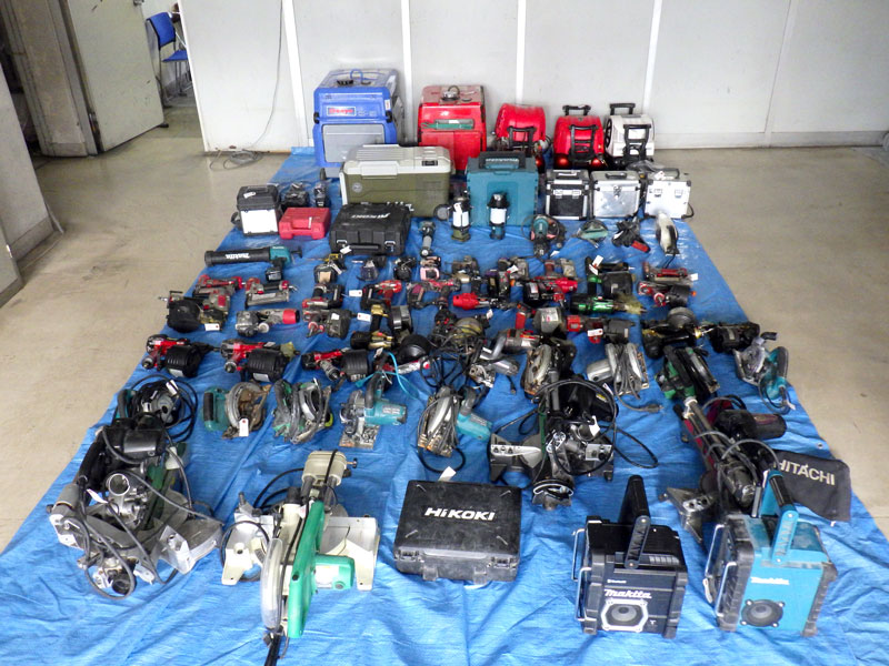 新築工事現場から盗まれたインパクトドライバーやくぎ打ち機などの電気工具（千葉県警提供）
