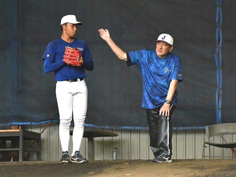 投球を指導する城西国際大の荒木大輔コーチ。左は石橋春樹投手＝２８日、東金市の野球部グラウンド