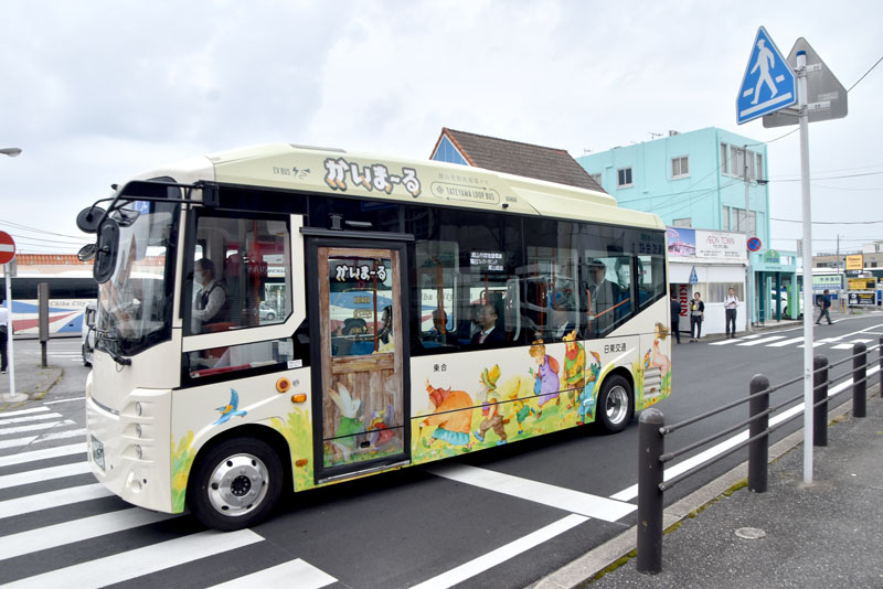 ＪＲ館山駅東口を出発する市街地循環バス「かいまーる」の第１便＝２７日、館山市