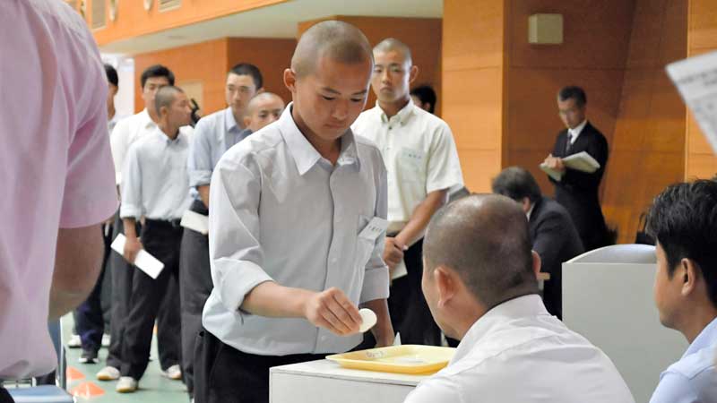 第１０６回全国高校野球選手権千葉大会の組み合わせ抽選会でくじを引く各チームの主将ら＝１３日、千葉市稲毛区
