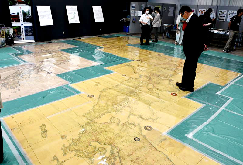 伊能図の複製パネルが敷かれた会場＝香取市のみんなの賑わい交流拠点コンパス