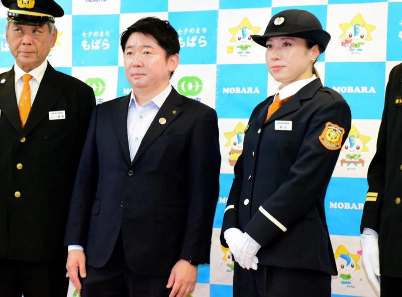 長生郡市広域市町村圏組合消防団で初の女性消防団員になり、管理者の市原淳・茂原市長(中央)に報告した秋山さん(右)=5月30日、茂原市役所
