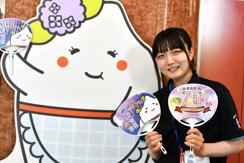 新しいうちわのデザインを考案した伊藤さん＝多古町役場