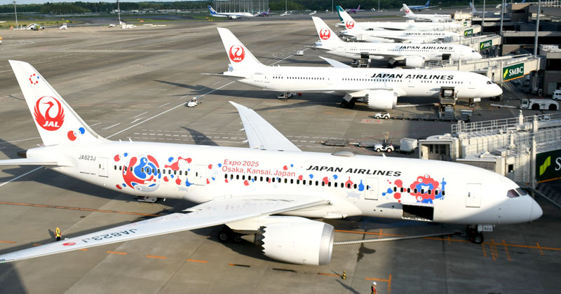 成田空港に大阪万博の公式キャラクター「ミャクミャク」が描かれたＪＡＬ機が登場した＝３日、成田市