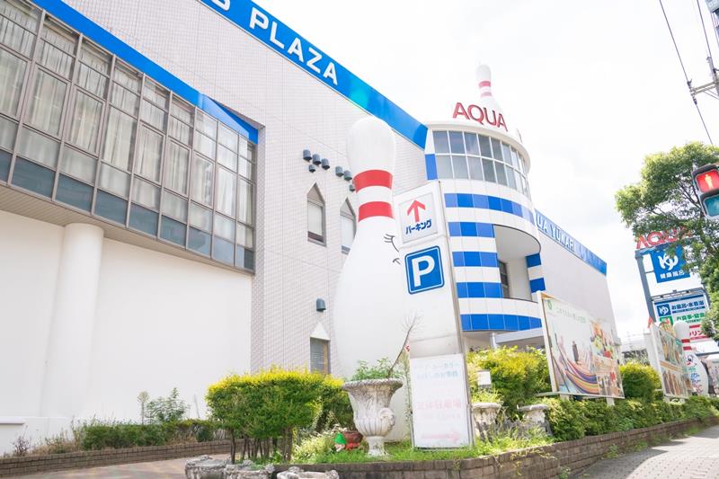 風呂やプールからレストランやゲームコーナーまで全館がリングとなるアクア・ユーカリの外観