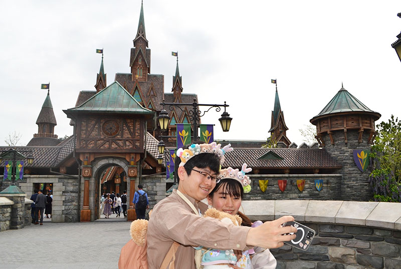 映画「アナと雪の女王」をイメージしたゾーンで写真撮影を楽しむ来園者=6日、浦安市の東京ディズニーシー