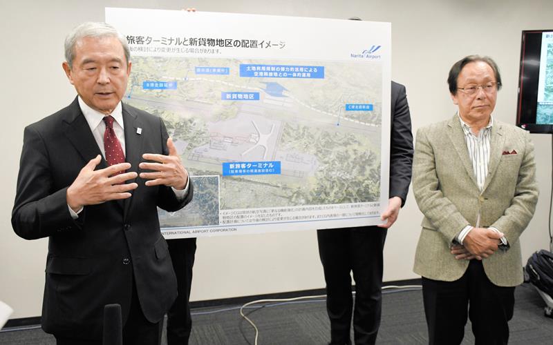 成田空港の新たな旅客ターミナルなどの建設スケジュールについて示した取りまとめ案について説明するＮＡＡの田村社長（左）と検討会の山内委員長＝６日、東京都千代田区