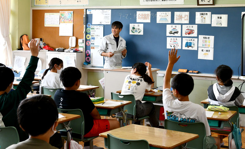 税金の役割や重要性について学んだ租税教室＝７日、多古町立多古第一小学校