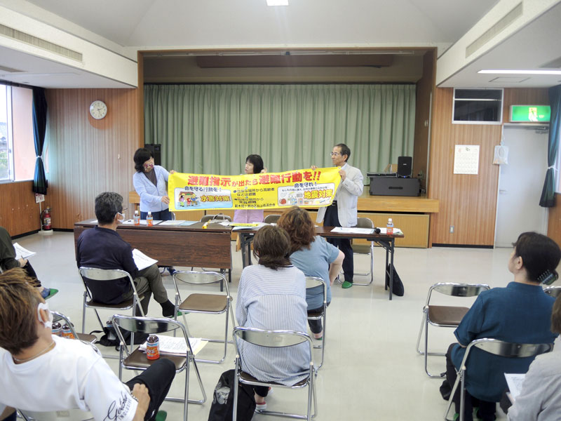 風水害時の被害が懸念される旧関宿町地域の自治会連合会では、有事の迅速な避難を訴える横断幕を作成。管内の自治会防災会で掲示が呼びかけられた＝２日、野田市
