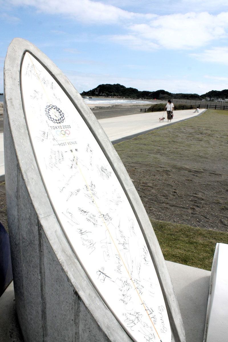 東京五輪のサーフィン会場になった一宮町の釣ケ崎海岸に設置されている記念モニュメント