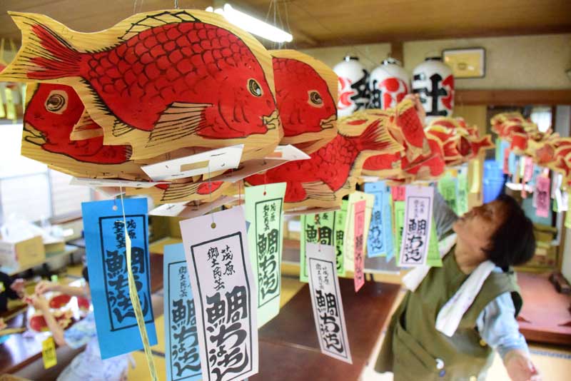 八坂神社の社殿につり下げられている鯛ちょうちん＝２６日、茂原市茂原