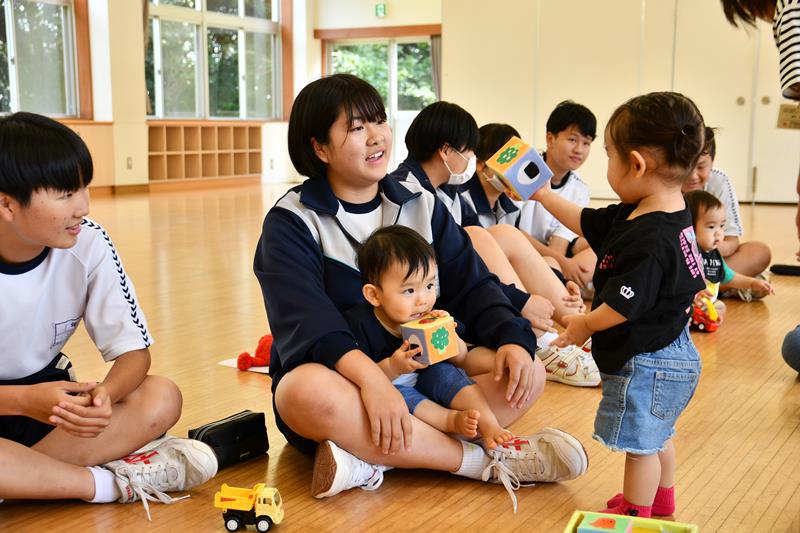 おもちゃで一緒に遊んで交流を深めた